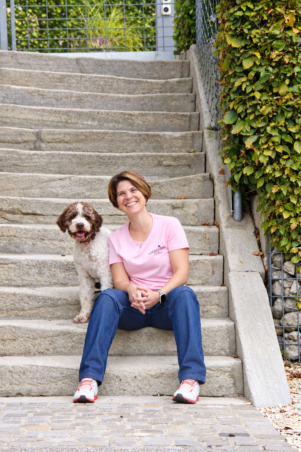 Valeria Leone mit ihrem Hund auf einer Treppe